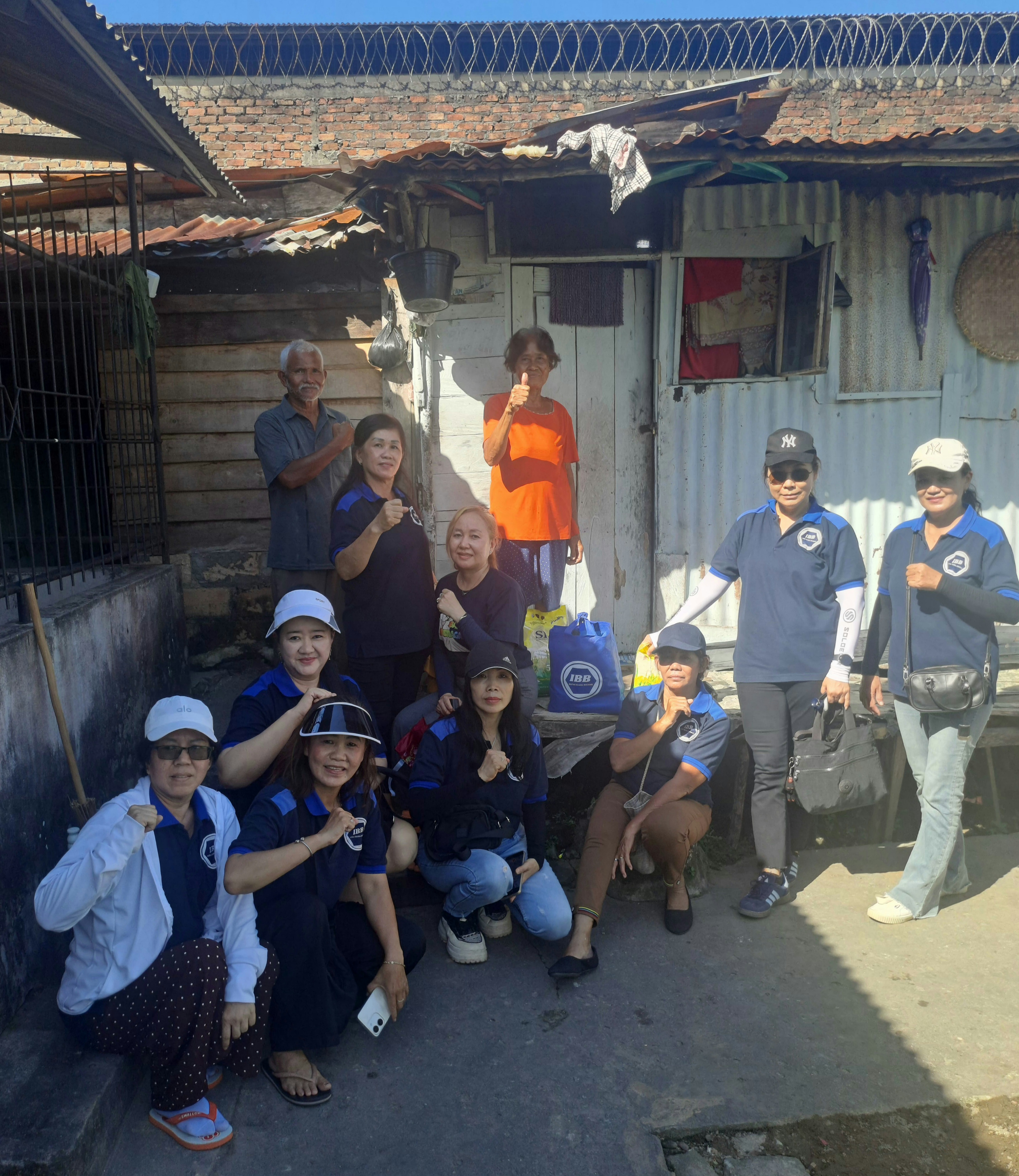 IBB MEMBERIKAN BANTUAN KEPADA PARA LANSIA